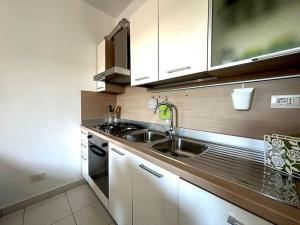 Il comprend une petite cuisine équipée d'un évier et d'une cuisinière. dans l'établissement appartamento la torre, à Pietrasanta