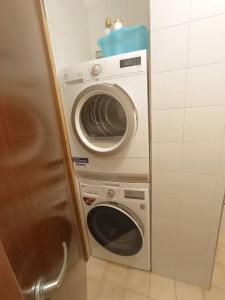 een wasmachine en een wasmachine in de badkamer bij Casa vacanze Le Gardenie in Conegliano