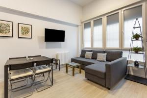 salon z kanapą i stołem w obiekcie 1 bedroom 1 bathroom furnished - Av de America - studio - MintyStay w Madrycie