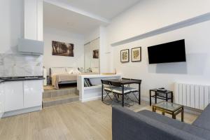 salon z kanapą, stołem i łóżkiem w obiekcie 1 bedroom 1 bathroom furnished - Av de America - studio - MintyStay w Madrycie