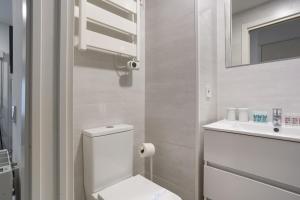 biała łazienka z toaletą i umywalką w obiekcie 1 bedroom 1 bathroom furnished - Av de America - studio - MintyStay w Madrycie