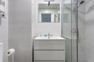 biała łazienka z umywalką i prysznicem w obiekcie 1 bedroom 1 bathroom furnished - Av de America - studio - MintyStay w Madrycie