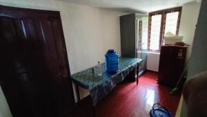 Dragster Homes في Kizhake Chālakudi: وجود زجاجة مياه زرقاء على طاولة في الغرفة