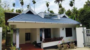Dragster Homes في Kizhake Chālakudi: منزل صغير بسقف ازرق