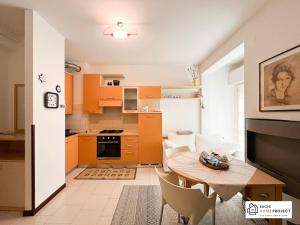 Kjøkken eller kjøkkenkrok på Casa Liviya - Appartamento con vista lago