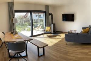 TV a/nebo společenská místnost v ubytování MEH18 _ neues Ferienapartment in Seenähe