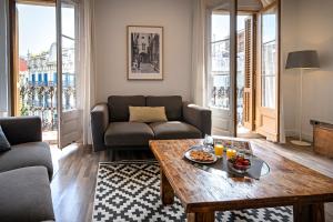 sala de estar con sofá y mesa de centro en Habitat Apartments Barcelona Balconies, en Barcelona