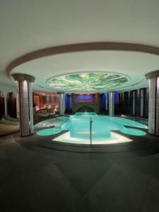 ein großer Pool in der Mitte eines Gebäudes in der Unterkunft La Pineta Hotel Beach & Spa in Acciaroli