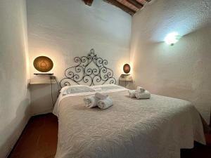 ein Schlafzimmer mit einem Bett mit Handtüchern darauf in der Unterkunft L'Aiolina in Vagliagli