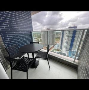 Salinas Exclusive Resort في سالينوبوليس: شرفة مع طاولة وكراسي في مبنى +4 صور