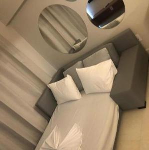 Salinas Exclusive Resort في سالينوبوليس: سرير في غرفة مع مرآة وسرير سيد