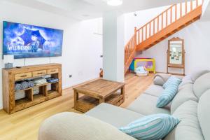 TV a/nebo společenská místnost v ubytování Villa Casa Blanca
