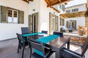 a dining room with a table and chairs at Villa Luna in Kavála