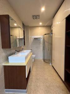 a bathroom with a sink and a shower at The Dream Villa Best Lake View in Xuan An