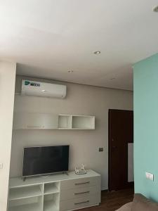 un soggiorno con una TV a schermo piatto su una parete di Großzügige Wohnung in zentraler Lage mit Balkon a Sarandë