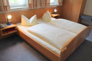 Postel nebo postele na pokoji v ubytování Hotel Bezold