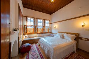 a bedroom with a bed and a window at Meymune Valide Konağı in Safranbolu