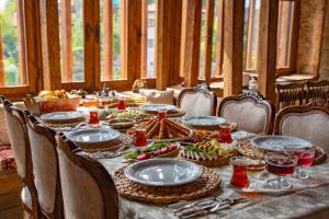 einen Tisch mit Teller mit Lebensmitteln drauf in der Unterkunft Meymune Valide Konağı in Safranbolu