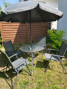 威斯巴登的住宿－Ferienwohnung in Wiesbaden，一张桌子和两把椅子以及一把雨伞