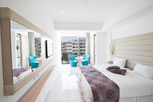 Postel nebo postele na pokoji v ubytování Tsokkos Protaras Beach Hotel