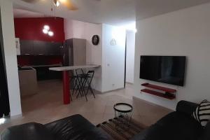 Kuchyň nebo kuchyňský kout v ubytování Maison cosy avec piscine