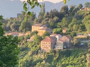 een klein dorpje op een heuvel met huizen bij Casa LiLi in Castello-di-Rostino
