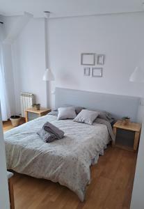 una camera bianca con un letto con una coperta di La Casa del Ciprés a Aldeamayor de San Martín Altre 15 foto
