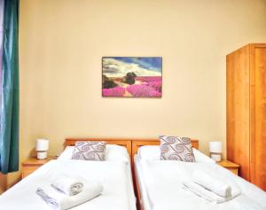 Postel nebo postele na pokoji v ubytování Karlsbad Family Apartment + 24 fotografií