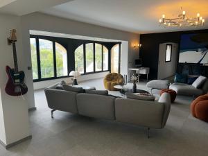 聖拉斐爾的住宿－Villa familiale avec vue imprenable，带沙发和吉他的客厅