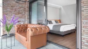 um quarto com uma cama e um sofá num quarto em Hotel Memoir Kazbegi by DNT Group em Kazbegi