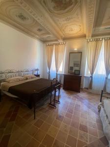 佩薩羅的住宿－皮吉奧托酒店，一间卧室设有一张床和格子天花板