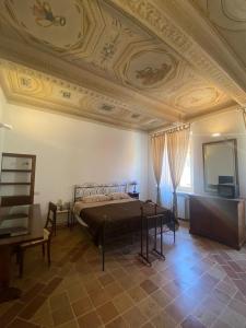 una camera con letto e soffitto a cassettoni di Pigiotto a Pesaro