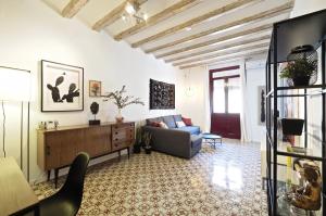 een woonkamer met een bank en een tv bij Almodovar Apartment Barcelona in Barcelona
