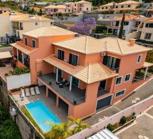 een luchtfoto van een huis met een zwembad bij Villa Vacuna by Amazing Madeira in Funchal