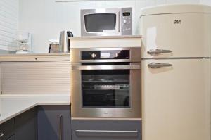 een keuken met een magnetron en een koelkast bij Almodovar Apartment Barcelona in Barcelona