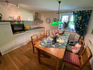 - une cuisine et une salle à manger avec une table et des chaises dans l'établissement Wohnen & Kunst, à Bad Rodach