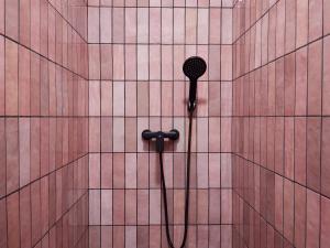 een douche met een föhn op een betegelde muur bij Almodovar Apartment Barcelona in Barcelona