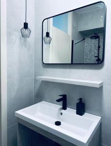 Un baño con un lavabo blanco y un espejo. en Clouds Apartments Čiovo - 20 meters from Copacabana beach, en Trogir 36 fotos más