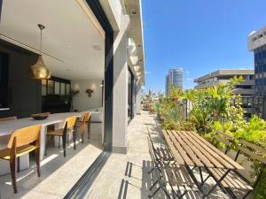 Luxury Penthouse with Roof-Top Pool - By Beach Apartments TLV