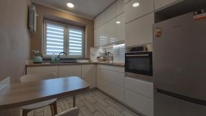 Kuchyňa alebo kuchynka v ubytovaní Apartament w Centrum