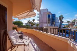 d'un balcon avec une chaise et une vue sur la ville. dans l'établissement Ideal Property Mallorca - Nice 4 You, à Port d'Alcúdia