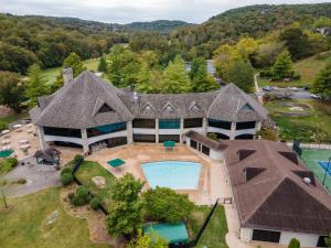 Kolam renang di atau dekat dengan Whiskey Rock Lodge