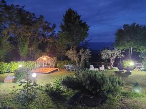 un giardino di notte con gazebo di B&B Noce Spagnola a Rocchetta a Volturno