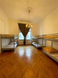 Centrum Hostel房間的床