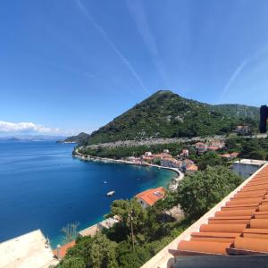 索布拉New apartments Kunić Sobra-Mljet的享有山脉的水域景致