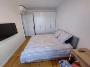 mała sypialnia z łóżkiem i telewizorem w obiekcie Cannes centre, super cosy apartment near everything w Cannes