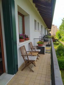 una casa con balcón con sillas y plantas. en L'appartamento Italia B., en Treviso