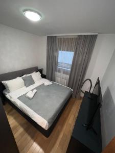 a bedroom with a bed with two towels on it at Apartman Nada de lux in Vrnjačka Banja