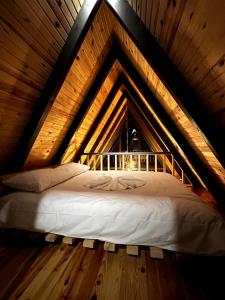 Postel nebo postele na pokoji v ubytování BungaLAZ Bungalov