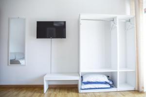 a white room with a tv on a wall at B&B Pitagora in Crotone